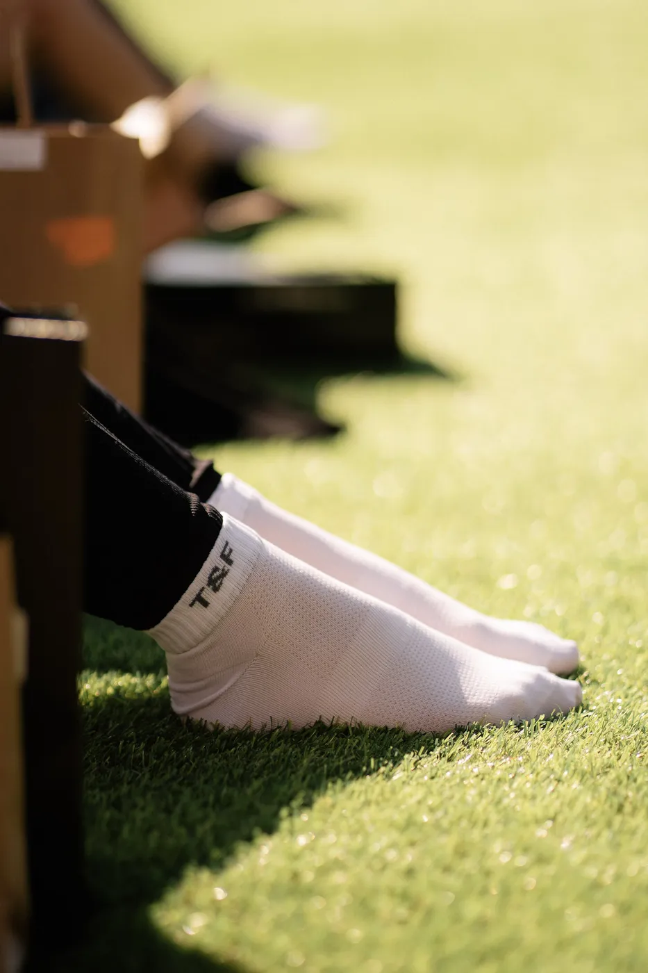Detalhe das meias esportivas no gramado